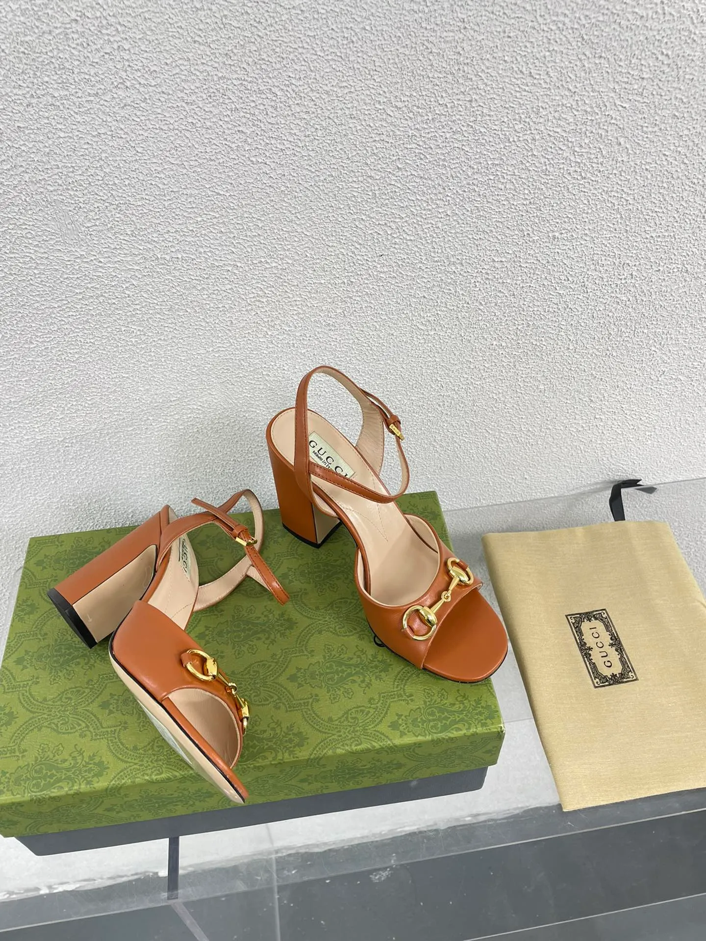 👟👟Ex-factory price 520👟👟 Classic Gucci sandals 💰 Popular 🔥 single product brown, upper made of lambskin, classic logo💪 Exquisite double G diamond buckle hardware, Italian imported genuine leather outsole💯 Sheepskin lining, feet, classic hardware buckle, original custom code number: 35 36 37 38 39 40 41 42 (order 40 41 42) with original packaging